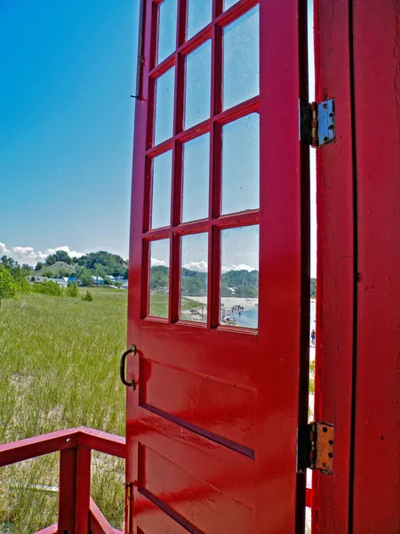 Red door opened to beach scene — Stock Photo, Image