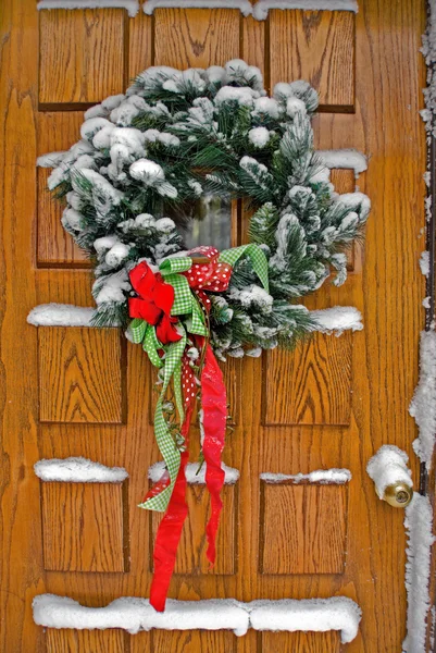 休日のドアに花輪を捧げる — ストック写真