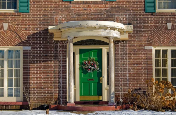 Corona de Navidad en la puerta verde — Foto de Stock