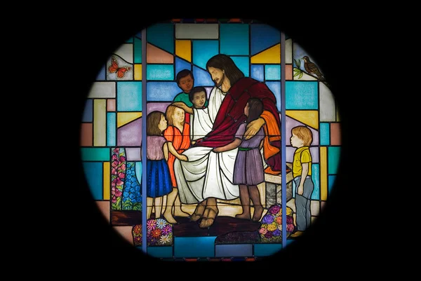 Kirchenfenster aus Glasmalerei — Stockfoto