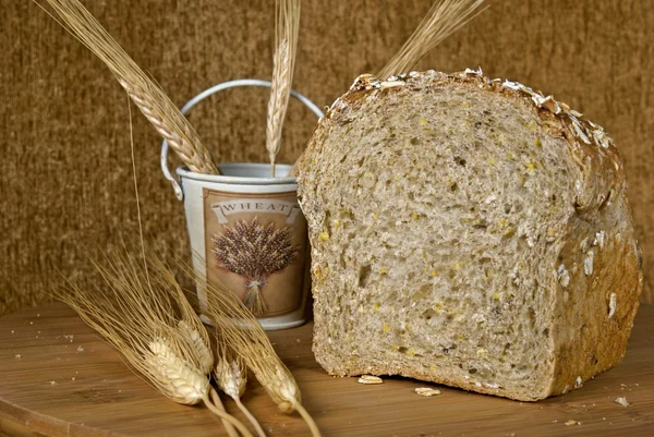 Целый хлеб из пшеницы — стоковое фото