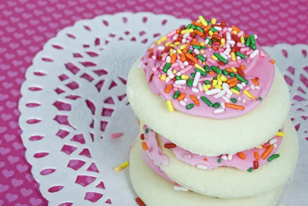 Dantel bardak altlığı peçete üzerinde şekerli kurabiye — Stok fotoğraf