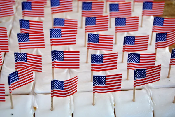 Американськими прапорами в торт — стокове фото