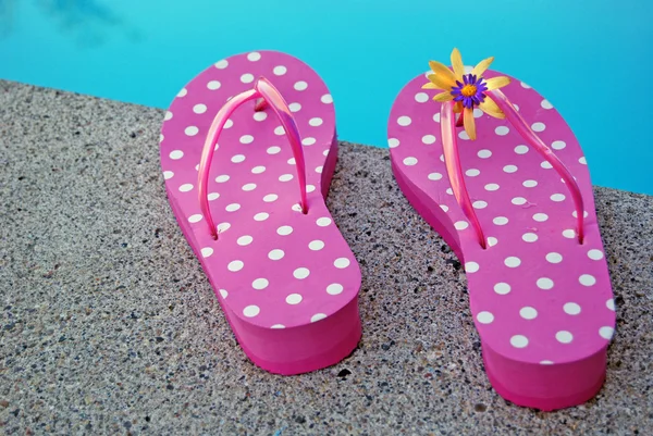 Slippers bij zwembad — Stockfoto