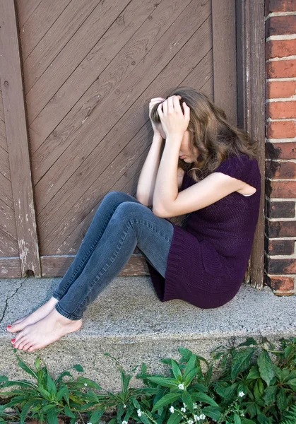 Kapı aralığında depresif teen — Stok fotoğraf