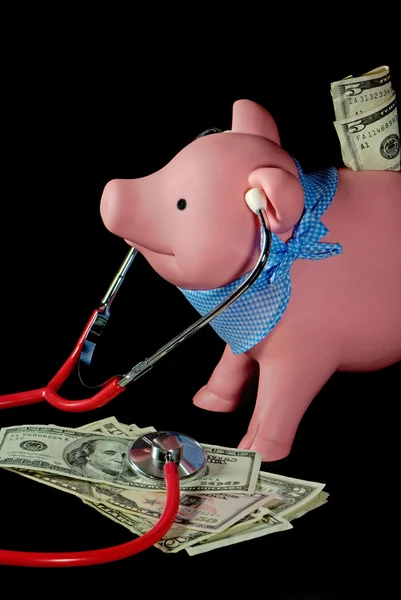 Piggy bank met stethescope — Stockfoto