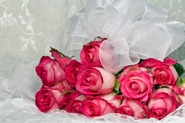 Rose bouquet on lace — Stock Photo, Image