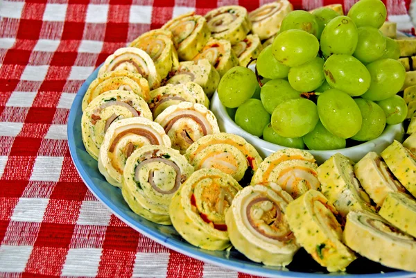Espirales de aperitivo con uvas verdes — Foto de Stock