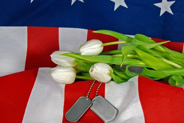 Psí známky s bílými tulipány — Stock fotografie