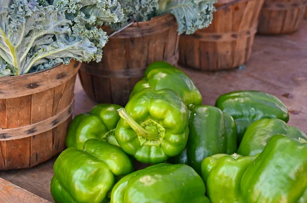 Grüne Paprika und Grünkohl — Stockfoto
