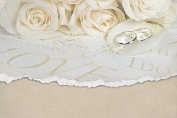 在玫瑰花瓣上的结婚戒指 — 图库照片