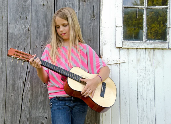 Νεαρή κοπέλα παίζει κιθάρα — Φωτογραφία Αρχείου