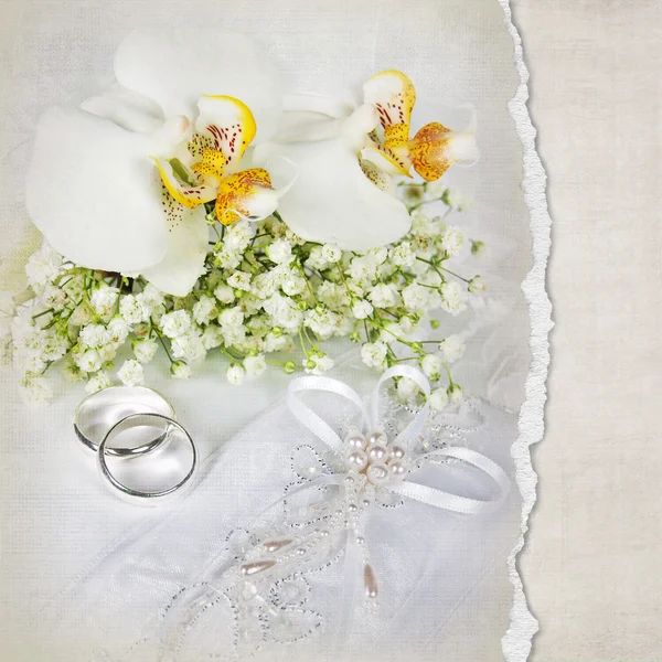 Anneaux de mariage et bouquet d'orchidées — Photo