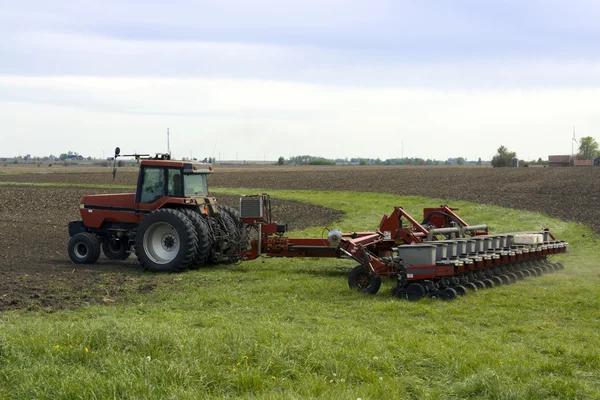 Traktor med seed drill — Stockfoto