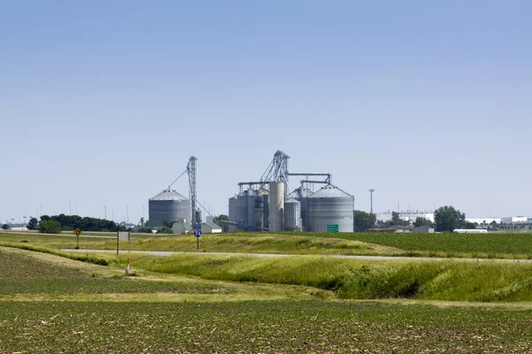Azienda agricola con silos — Foto Stock