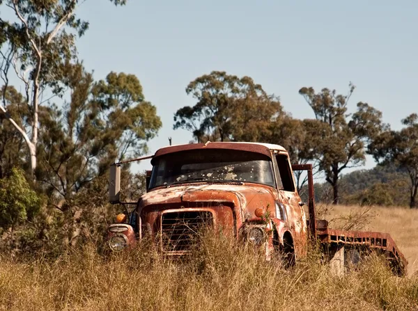 Australský outback rezavé staré farmy vozík — Stock fotografie