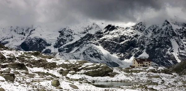 Jižní Tyrolsko panorama Alp s dusseldorfer hut — Stock fotografie