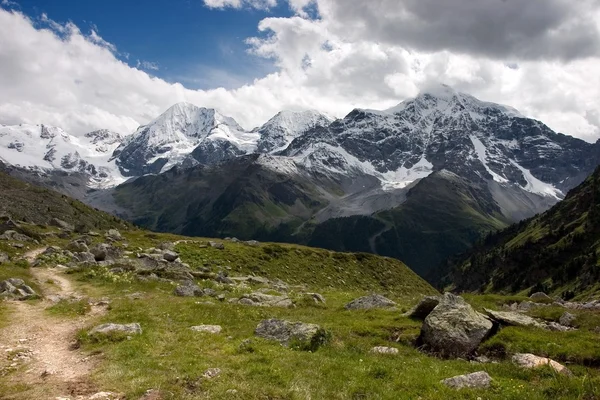 Zomer voetpad in de Alpen — Stockfoto