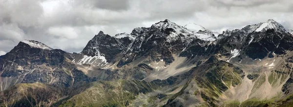 山脈のパノラマ — ストック写真