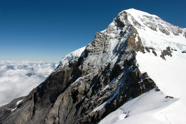 O Eiger (3.970 m) - uma montanha nos Alpes Berneses na Suíça — Fotografia de Stock