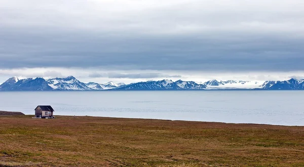 Cabaña abandonada en la costa del archipiélago de Svalbard — Foto de Stock