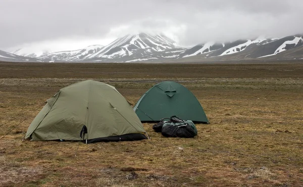 Tenten in de toendra in de eilandengroep Spitsbergen — Stockfoto
