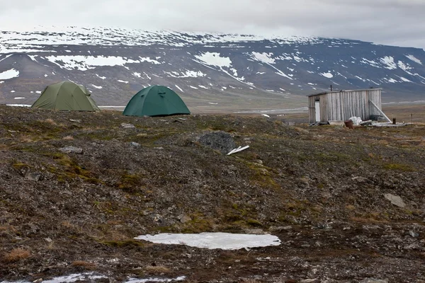 Carpas y cabaña en Tundra en Svalbard en el Ártico — Foto de Stock