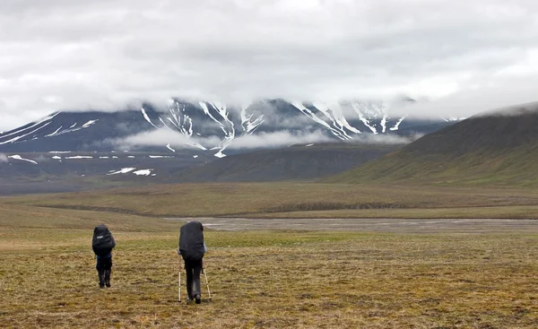 两人走在冻原上斯瓦尔巴群岛 — 图库照片