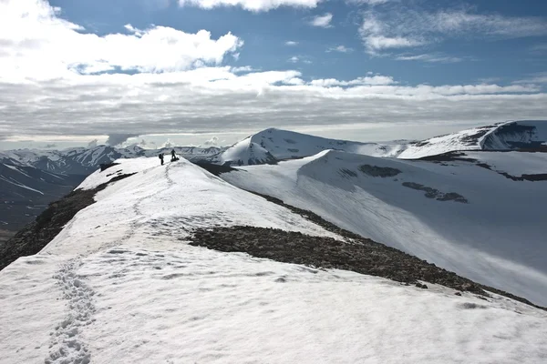 Kişi bir dağ sırtı yılında svalbard üzerinde — Stok fotoğraf
