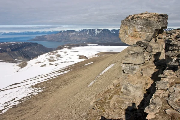 Vrchol trollsteinen nad isfjorden fjordem na Špicberky — Stock fotografie