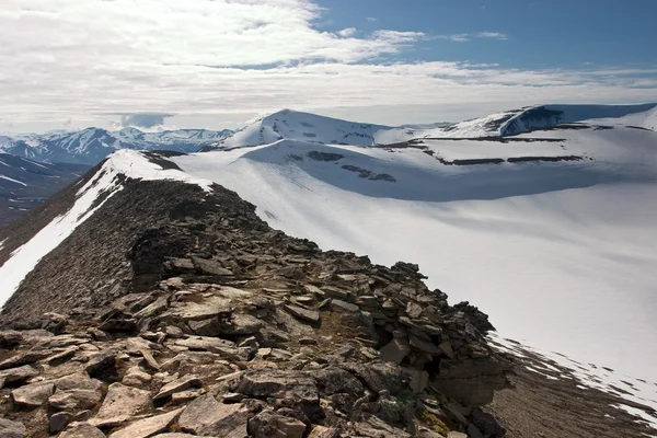 Horský hřbet v souostroví Špicberky v Arktidě — Stock fotografie