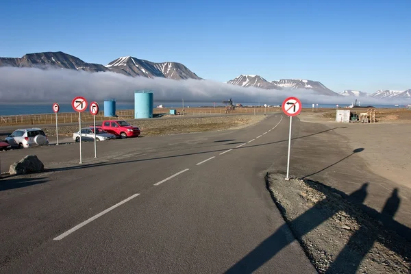 Weg van de luchthaven van Longyearbyen (Svalbard) — Stockfoto