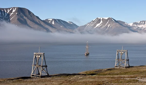 Historisches Schiff im Fjord von Spitzbergen — Stockfoto