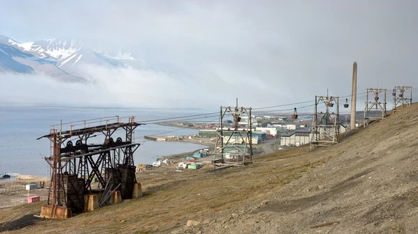 Longyearbyen, eski kömür konveyörler — Stok fotoğraf