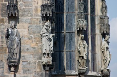 Kilise çıkıntının üzerinde Gotik heykel