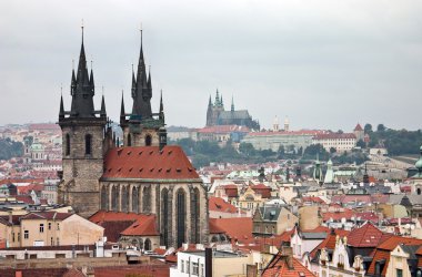 Prag tarihi merkezinin çatılarının ve Prag Kalesi ufukta