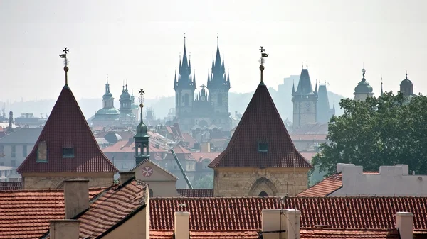 Het historische centrum van Praag met daken en torens — Stockfoto