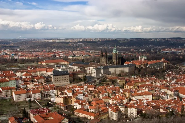 Luchtfoto van de Praagse burcht en de oude wijk van de stad. — Stockfoto
