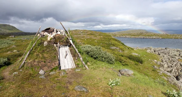 Ursprüngliche lappische Unterkunft in der schwedischen Tundra — Stockfoto