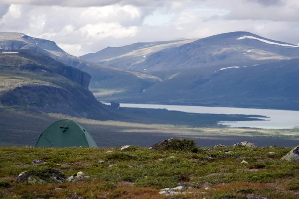 Ein Zelt in der Tundra-Landschaft — Stockfoto