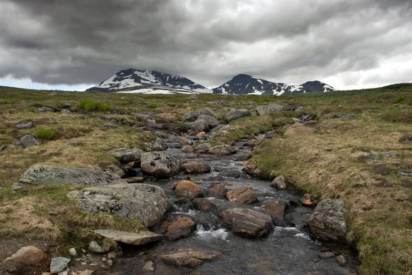 Ruisseau d'eau fondue avec rochers — Photo