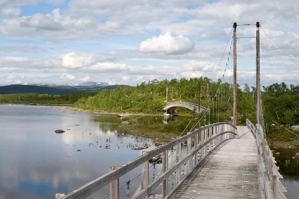 Houten brug in het landschap — Stockfoto