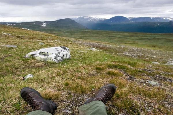 Tundra Paesaggio e piedi del viaggiatore — Foto Stock