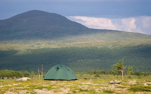 Палатка перед большой горой — стоковое фото