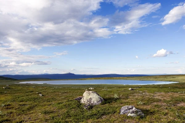 Fjälliknande sjön och mulen himmel — Stockfoto