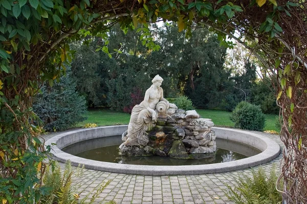 Романтичний фонтан зі статуєю жінка в парку — стокове фото