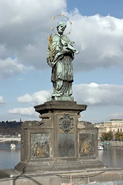 Statue of Sf. John of Nepomuk on the Charles bridge in Prague — Stock Photo, Image
