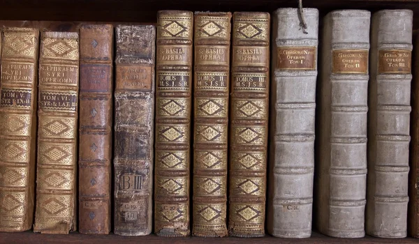 Antieke boeken op boekenplank — Stockfoto