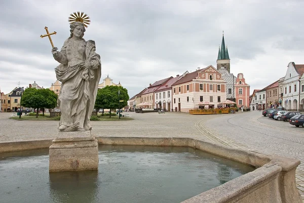 Telc - het belangrijkste plein met fontein. Tsjechische Republiek — Stockfoto