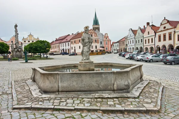 Telc - głównego placu z fontanną. Czechy — Zdjęcie stockowe
